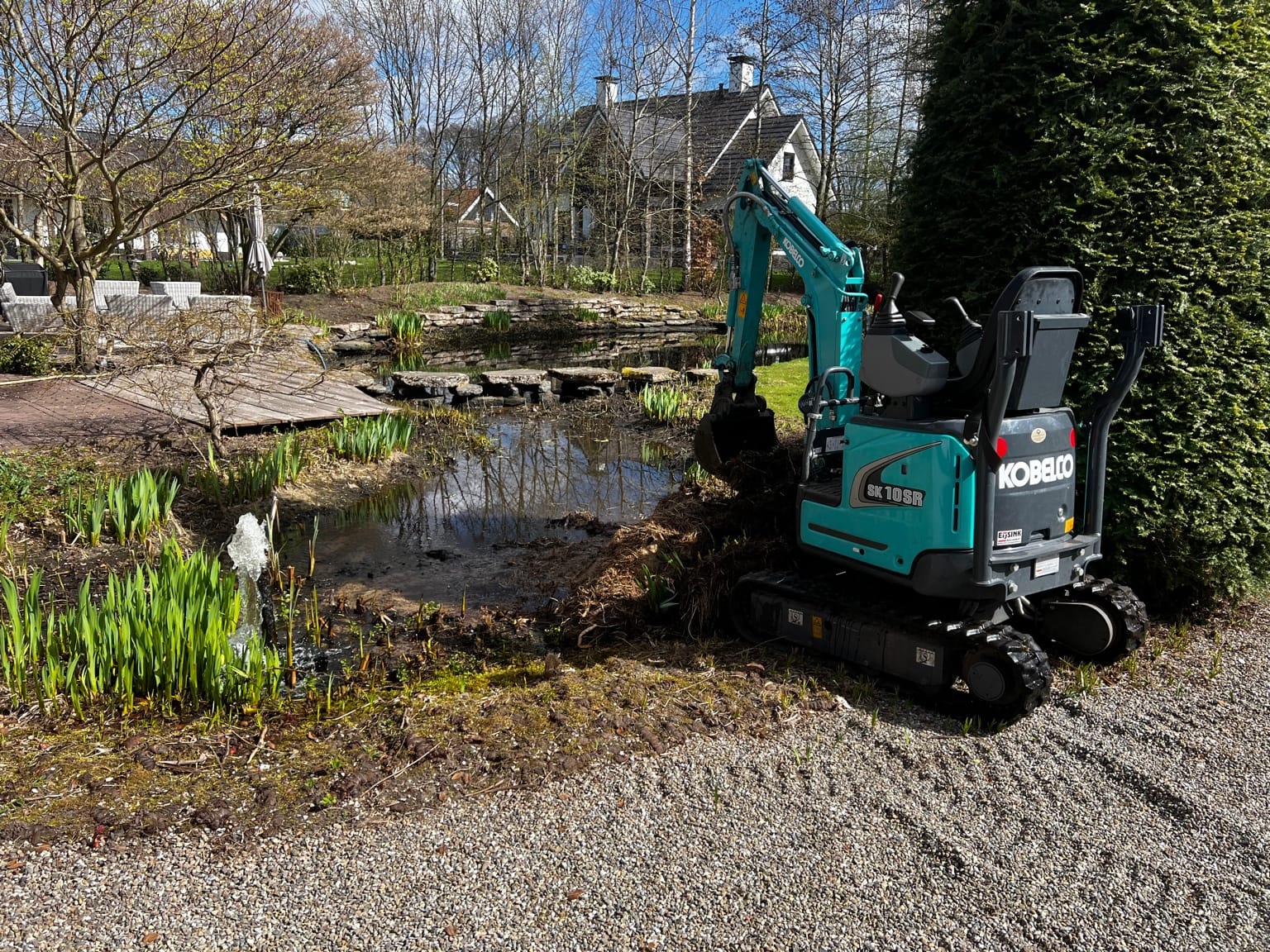 grond verzet bij vijver Hoveniersbedrijf Borink